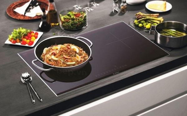 Bếp từ không rút điện có tốn điện không? Giải đáp chi tiết 2 Khi không rút phích cắm, bếp từ vẫn tiêu thụ một lượng điện nhỏ ở chế độ chờ để duy trì hoạt động của bo mạch, đèn hiển thị hoặc đồng hồ