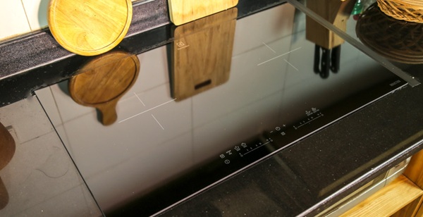 Bếp từ không rút điện có tốn điện không? Giải đáp chi tiết 6 Mặt bếp sạch sẽ giúp bếp tản nhiệt tốt và hạn chế tình trạng bám bẩn gây ảnh hưởng đến cảm biến nhiệt