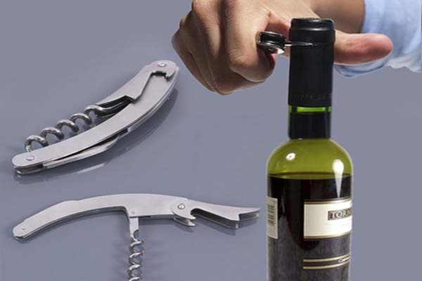 Cách mở nắp rượu vang bằng đồ khui đúng cách và dễ dàng 5 Cách mở nắp chai rượu vang bằng đồ khui với chai nút vặn