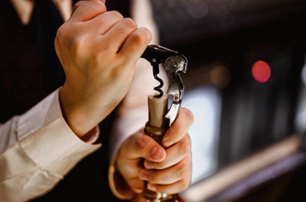 Cách mở nắp rượu vang bằng đồ khui đúng cách và dễ dàng 3 Đồ khui rượu vang trên thị trường hiện nay cũng rất đa dạng