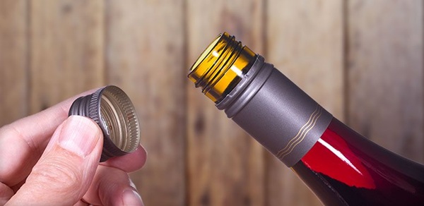 Cách mở nắp rượu vang bằng đồ khui đúng cách và dễ dàng 1 Mở nắp rượu vang bằng đồ khui chuyên dụng là rất cần thiết