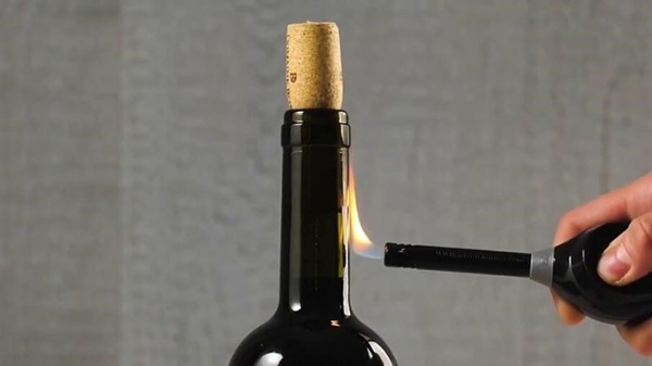 Cách mở nắp rượu vang không cần dụng cụ dễ làm tại nhà 6 Hơ nóng cổ chai để lấy nút bần ra ngoài dễ dàng