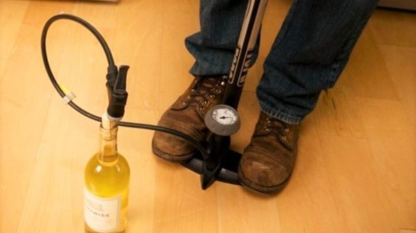 Cách mở nắp rượu vang không cần dụng cụ dễ làm tại nhà 7 Áp lực từ bơm xe sẽ giúp nút bần bật ra dễ dàng