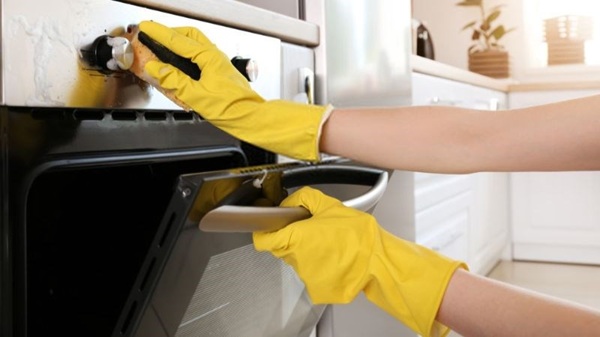 Cách vệ sinh lò nướng đơn giản, sạch như mới tại nhà 11 Núm vặn và tay nắm thường xuyên tiếp xúc với tay nên dễ bám bẩn và vi khuẩn. Bạn cần vệ sinh thường xuyên cho lò nướng