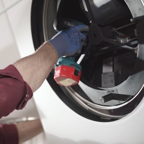 Cách vệ sinh lò nướng đơn giản, sạch như mới tại nhà 12 Bề mặt bên ngoài lò nướng nên được lau chùi thường xuyên để tránh bụi bẩn và dầu mỡ bám lâu ngày