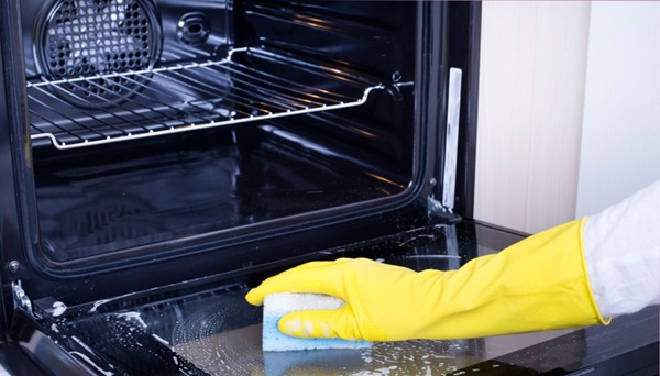 Cách vệ sinh lò nướng đơn giản, sạch như mới tại nhà 13 Đối với vết rỉ sét nhẹ, bạn có thể dùng baking soda, giấm hoặc chanh kết hợp với bàn chải mềm để chà sạch bề mặt