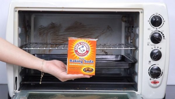 Cách vệ sinh lò nướng đơn giản, sạch như mới tại nhà 4 Baking soda là nguyên liệu tự nhiên, an toàn và rất hiệu quả trong việc làm sạch lò nướng
