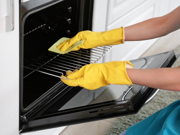 Cách vệ sinh lò nướng đơn giản, sạch như mới tại nhà 5 Các chất tẩy rửa tự nhiên như giấm, chanh hoặc muối có khả năng khử mùi và làm sạch dầu mỡ khá tốt