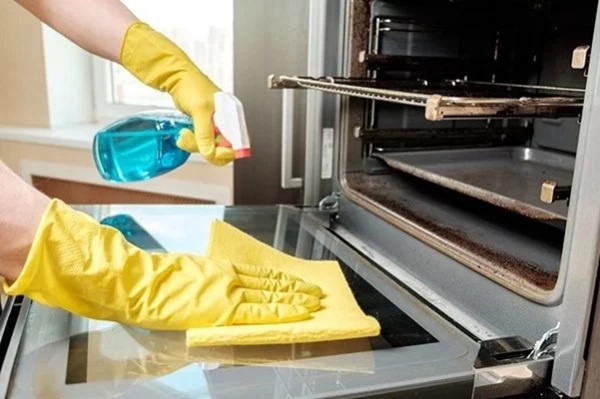 Cách vệ sinh lò nướng đơn giản, sạch như mới tại nhà 6 Những loại nước rửa chén hoặc dung dịch tẩy rửa gia dụng thông thường cũng có thể dùng để làm sạch lò nướng