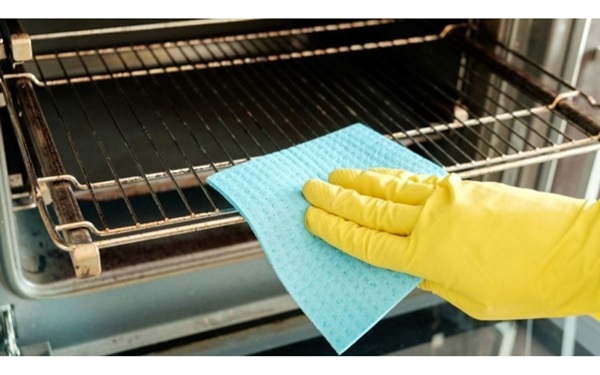 Cách vệ sinh lò nướng đơn giản, sạch như mới tại nhà 9 Khay nướng và vỉ nướng thường bị bám cháy cứng đầu sau mỗi lần sử dụng
