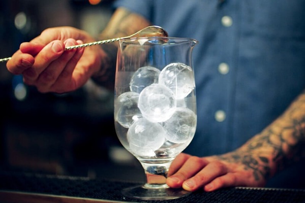 Cách chọn máy làm đá cho quán cafe phù hợp với nhu cầu 2 Các loại đá viên phổ biến cho quán cafe và cách chọn theo menu, giữ lạnh và hương vị tốt hơn