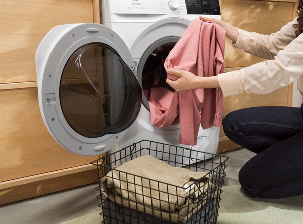 Nguyên nhân máy sấy quần áo kêu to và cách khắc phục 9 Lấy bớt đồ ra nếu quá tải để máy sấy vận hành nhẹ nhàng