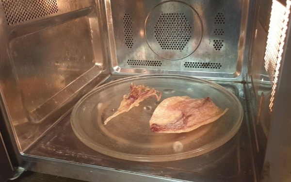 Bí Quyết Nướng Mực Bằng Lò Vi Sóng Thơm Ngon, Không Bị Dai 10 Các bước nướng mực khô bằng lò vi sóng đúng kỹ thuật, giúp mực mềm, thơm