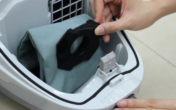 Từ A đến Z cách sử dụng máy hút bụi cầm tay dành cho bạn 5 Tháo túi chứa bụi ra khỏi máy để làm sạch bụi bẩn và rác