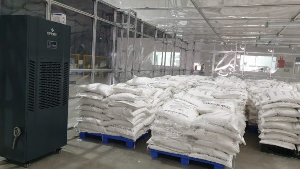 Máy hút ẩm nhà xưởng là gì? Cách chọn máy hút ẩm công nghiệp đúng công suất cho kho và nhà máy 1 Máy hút ẩm nhà xưởng giúp kiểm soát độ ẩm ổn định, bảo vệ hàng hóa và thiết bị sản xuất