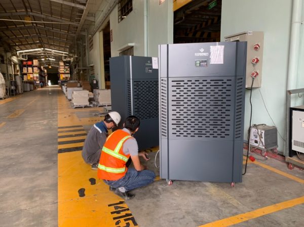 Máy hút ẩm nhà xưởng là gì? Cách chọn máy hút ẩm công nghiệp đúng công suất cho kho và nhà máy 4 Máy hút ẩm ngưng tụ dùng máy nén làm lạnh để tách ẩm, hiệu quả cao và phù hợp đa số nhà xưởng tại Việt Nam