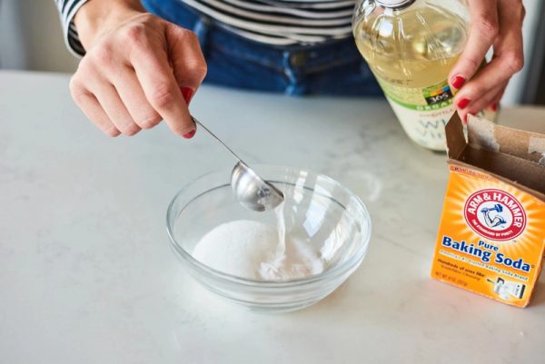 Nồi chiên không dầu bị rỉ sét: Có nguy hiểm không và cách xử lý tại nhà 4 Baking soda khi trộn với một ít nước sẽ tạo thành hỗn hợp sệt có khả năng làm sạch nhẹ nhàng