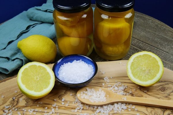 Nồi chiên không dầu bị rỉ sét: Có nguy hiểm không và cách xử lý tại nhà 5 Chanh chứa axit citric tự nhiên, khi kết hợp với muối sẽ tăng khả năng làm bong lớp rỉ