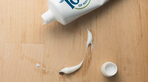 Nồi chiên không dầu bị rỉ sét: Có nguy hiểm không và cách xử lý tại nhà 6 Ít ai biết rằng kem đánh răng có chứa chất mài mòn nhẹ, có thể hỗ trợ làm sạch đốm rỉ li ti