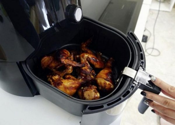 Nồi chiên không dầu Bosch có tốt không đánh giá thực tế 4 Nồi chiên không dầu Bosch giá cao hơn nhưng bền bỉ, an toàn và vận hành ổn định.