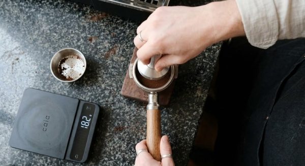 Cà phê Capuchino là gì? Cách pha cà phê Capuchino chuẩn vị. 2 Nén bột cà phê với lực vừa phải để chuẩn bị chiết xuất ra Espresso đậm đặc, thơm ngon.