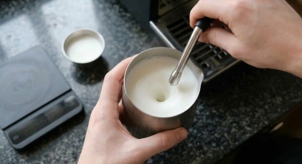 Cà phê Capuchino là gì? Cách pha cà phê Capuchino chuẩn vị. 3 Đặt vòi hơi nghiêng 45 độ để tạo dòng xoáy, giúp bọt sữa đạt được độ mịn và bóng.