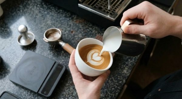 Cà phê Capuchino là gì? Cách pha cà phê Capuchino chuẩn vị. 4 Rót từ từ sữa nóng vào ly và khéo léo đổ lớp bọt sữa lên trên để tạo hình đẹp mắt.