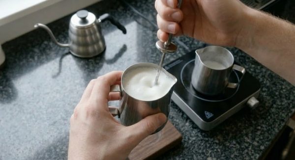 Cà phê Capuchino là gì? Cách pha cà phê Capuchino chuẩn vị. 6 Dùng dụng cụ tạo bọt cầm tay để đánh sữa đã làm nóng, giúp tạo ra lớp bọt dày dặn và mềm mịn.