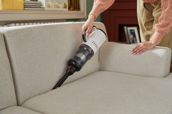 Hướng dẫn sửa máy hút bụi cầm tay và xử lý lỗi thường gặp 9 Nên mang máy hút bụi đi sửa chuyên nghiệp khi có mùi khét, lỗi pin hoặc máy ngừng hoạt động.