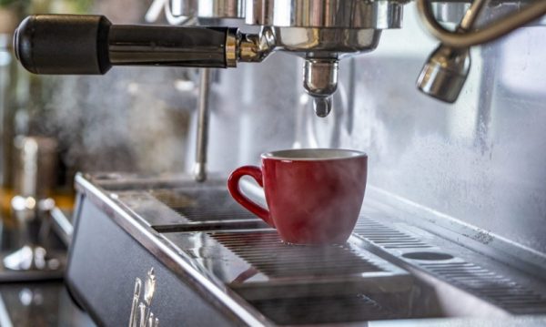 Sửa máy pha cafe Bosch – Hướng dẫn sửa chữa máy pha cafe Bosch khi gặp lỗi 5 Máy pha cafe Bosch bị rò nước do gioăng mòn, ống nứt hoặc khớp nối lỏng, cần kiểm tra ngay.