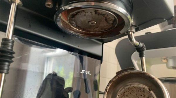 Sửa máy pha cafe Bosch – Hướng dẫn sửa chữa máy pha cafe Bosch khi gặp lỗi 7 Bộ phận pha bám cặn nhẹ nên rửa nước sạch nếu tháo được, sau đó lắp lại đúng vị trí.