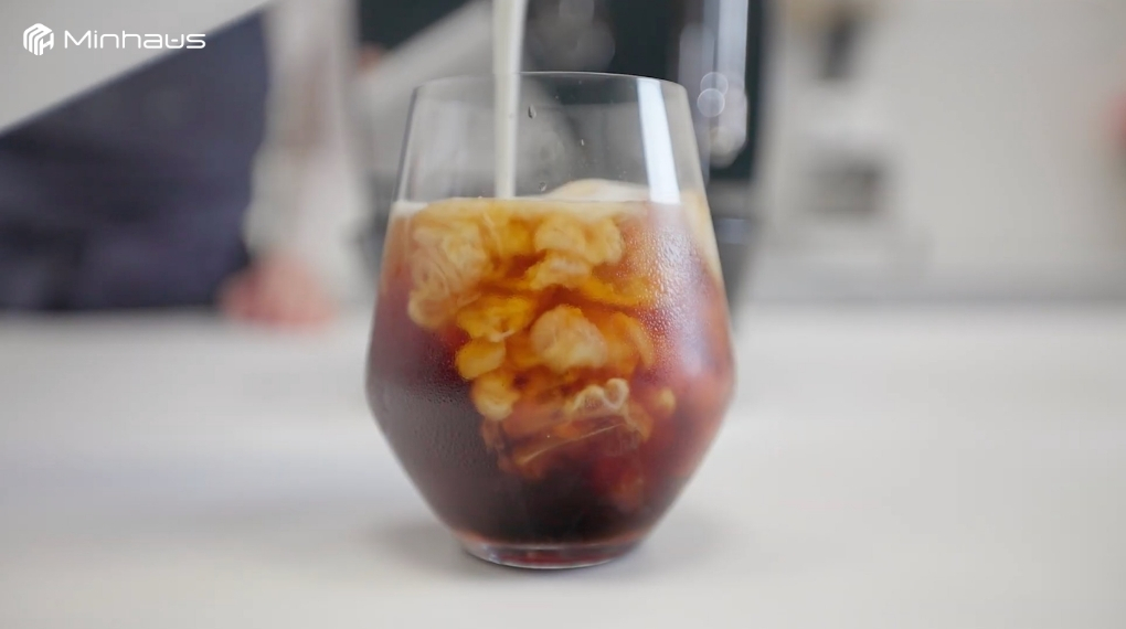 Cách pha cafe cold brew bằng máy pha cà phê chuẩn vị tại nhà 11 Bạn có thể kết hợp cold brew với syrup caramel, vanilla, hoặc các loại sữa hạt