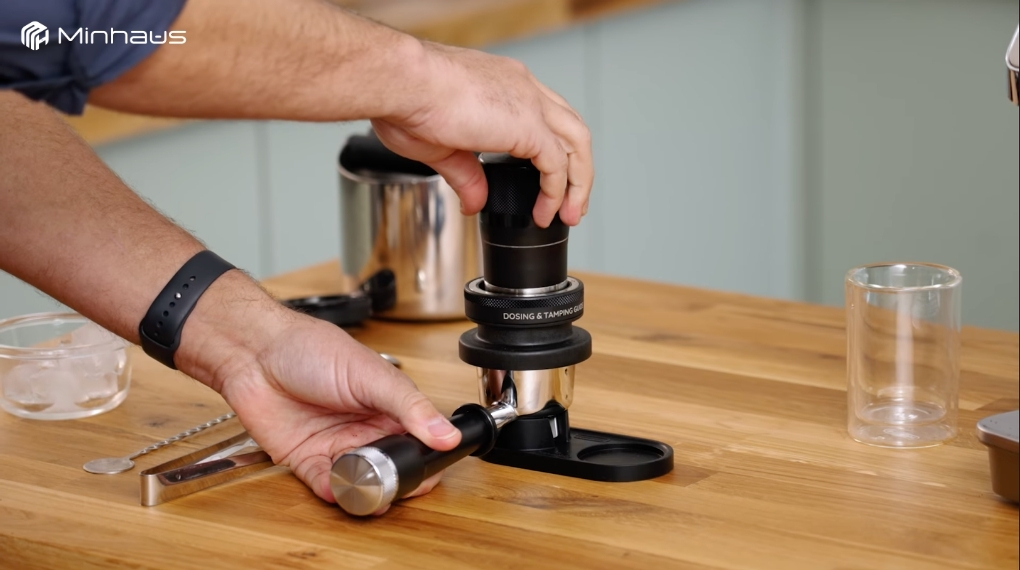 Cách pha cafe cold brew bằng máy pha cà phê chuẩn vị tại nhà 5 Dùng tamper để nén nhẹ và đều tay