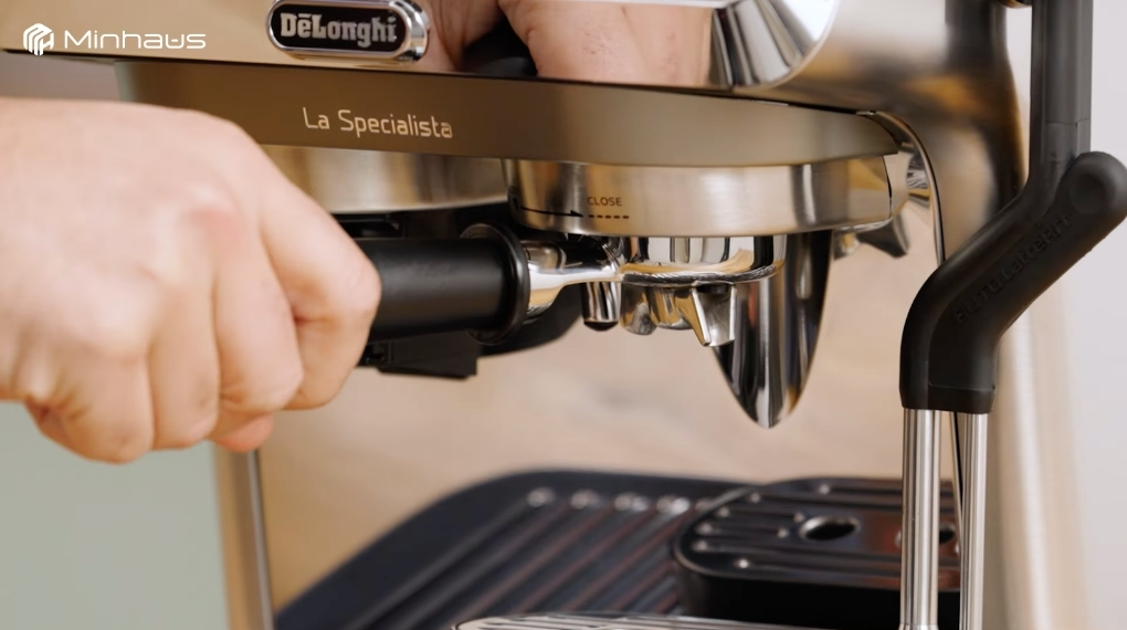 Cách pha cafe cold brew bằng máy pha cà phê chuẩn vị tại nhà 6 Hãy lắp tay cầm vào máy và khóa chặt đúng vị trí