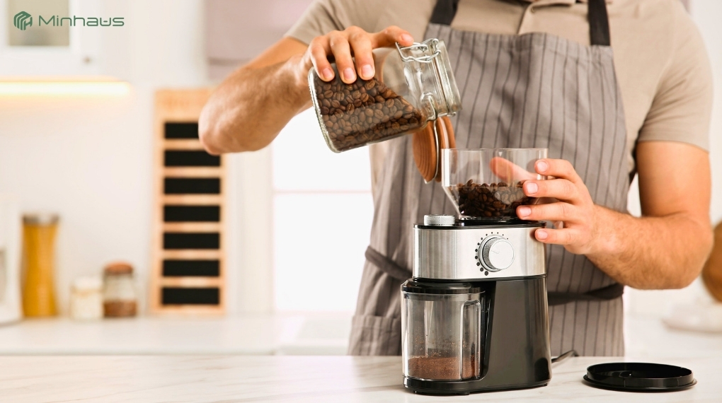 Máy xay cafe hạt là gì? Có cần khi dùng máy pha cà phê? 3 Máy xay cafe hạt giúp người dùng kiểm soát tốt hơn độ mịn và chất lượng bột xay