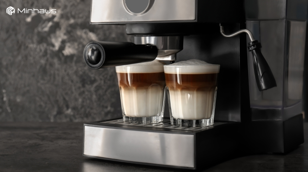 Kinh nghiệm mua máy pha capuchino cho gia đình: Hạn chế 8 sai lầm phổ biến 1 Máy pha cafe cappuccino là thiết bị chuyên dụng được thiết kế để pha espresso và hỗ trợ tạo bọt sữa