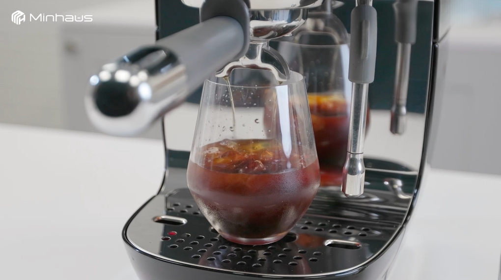 Máy pha cà phê cold brew: Những sai lầm khi pha và cách khắc phục 1 Máy pha cà phê cold brew là thiết bị hỗ trợ pha cà phê lạnh nhanh và tiện lợi hơn
