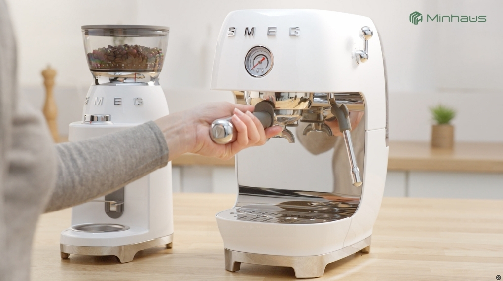 Có nên mua máy pha cafe cold brew hay chỉ cần bình ủ cà phê? 3 Máy pha cà phê espresso cold brew Smeg ECF03 được tích hợp thêm chức năng pha cold brew chỉ trong vòng 2 phút
