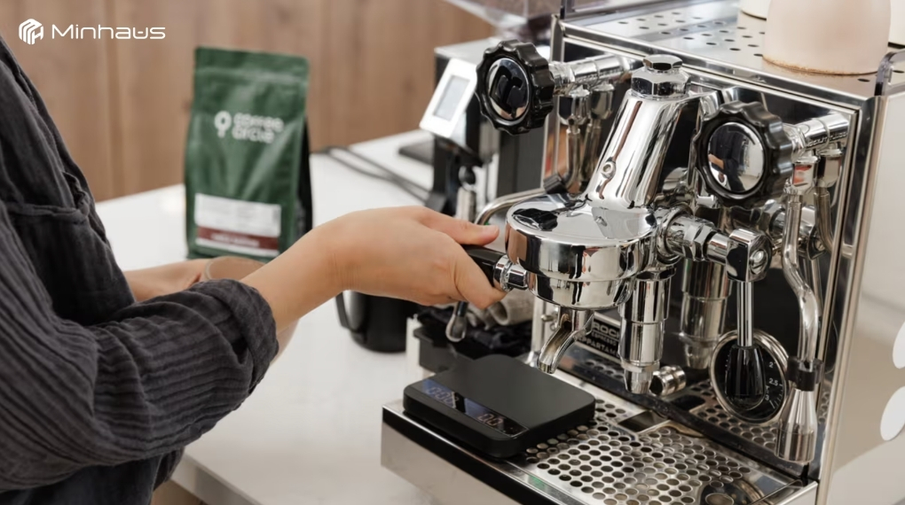 Máy pha capuchino và espresso: Khác nhau ở điểm nào? 1 Máy pha espresso tạo ra áp lực mạnh để nước đi qua lớp cà phê đã được xay mịn