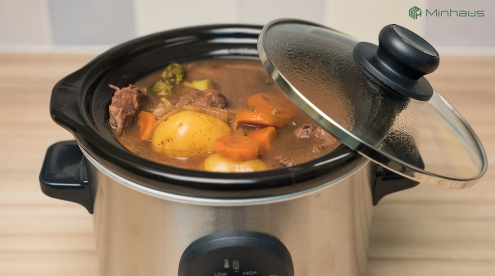 Top 10 sai lầm khi dùng nồi nấu chậm mà nhiều người mắc phải 2 Sai lầm khi dùng nồi nấu chậm thường gặp nhất là liên tục mở nắp để kiểm tra món ăn