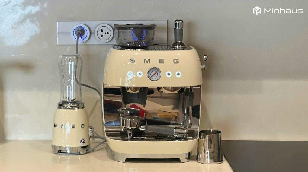12 câu hỏi thường gặp về máy xay hạt cà phê trước khi mua 7 Máy pha cà phê tích hợp máy xay Smeg EGF03