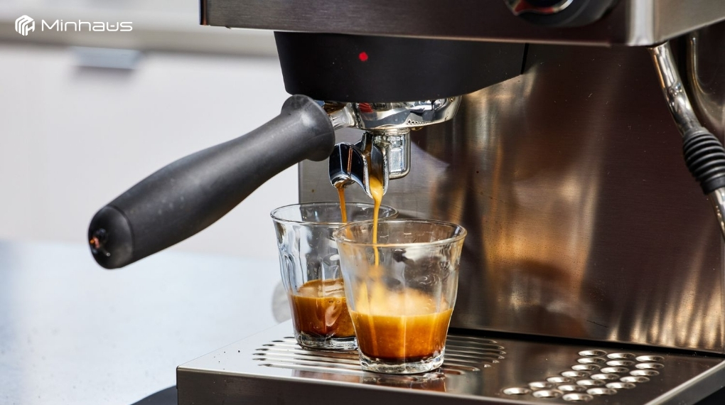 Máy pha capuchino và espresso: Khác nhau ở điểm nào? 2 Máy làm nóng nước rồi ép nước xuyên qua lớp cà phê trong khoảng thời gian ngắn