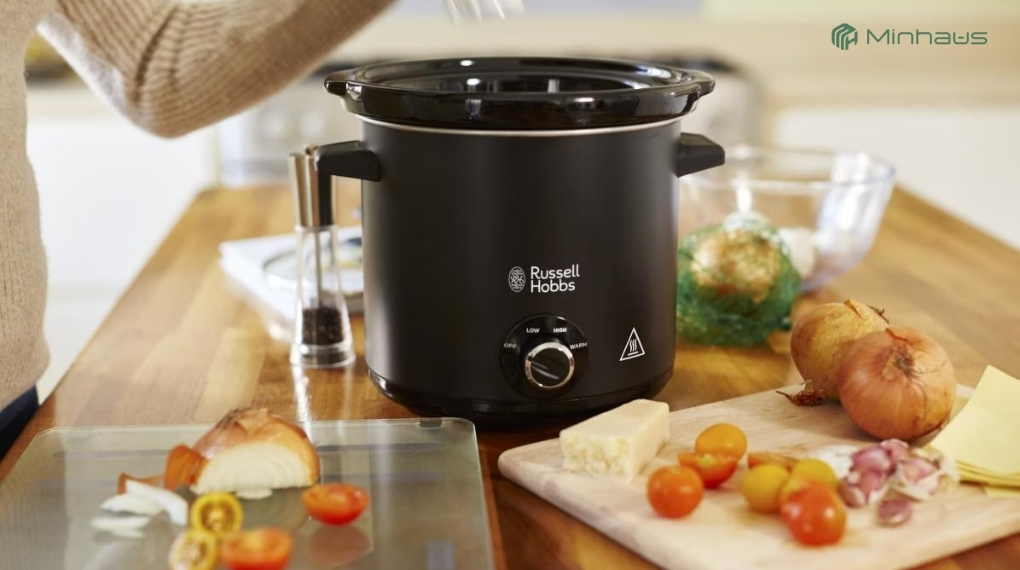 Nồi nấu chậm có tốn điện không? Sự thật khiến nhiều người bất ngờ 4 Điện năng tiêu thụ của nồi nấu chậm phụ thuộc vào hai yếu tố chính là công suất và thời gian sử dụng