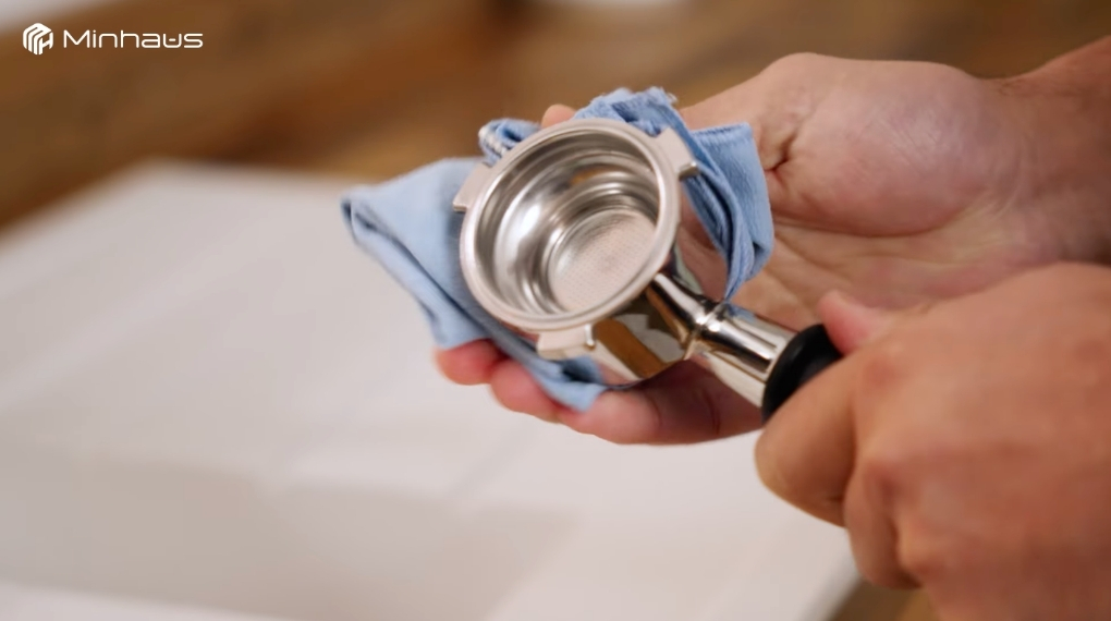 Cách pha cafe cold brew bằng máy pha cà phê chuẩn vị tại nhà 10 Hãy tháo tay cầm, đổ bã cà phê và rửa sạch giỏ lọc ngay sau khi sử dụng