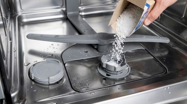 Cách sử dụng máy rửa chén Bosch Serie 4 chi tiết 3 Đổ muối chuyên dụng vào ngăn chứa đáy máy rửa chén Bosch Serie 4