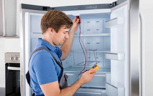 Sensor tủ lạnh Bosch bao nhiêu ký? Bảng trị số và cách kiểm tra chính xác 1 Kỹ thuật viên kiểm tra để biết sensor tủ lạnh Bosch bao nhiêu kí