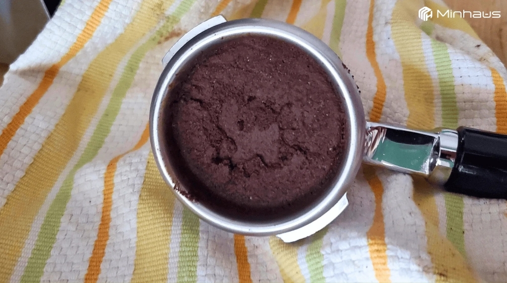 Hiện tượng channeling khi pha espresso là gì? Dấu hiệu nhận biết và cách khắc phục 4 Phân bố bột không đều là nguyên nhân thường gặp nhất gây ra hiện tượng channeling