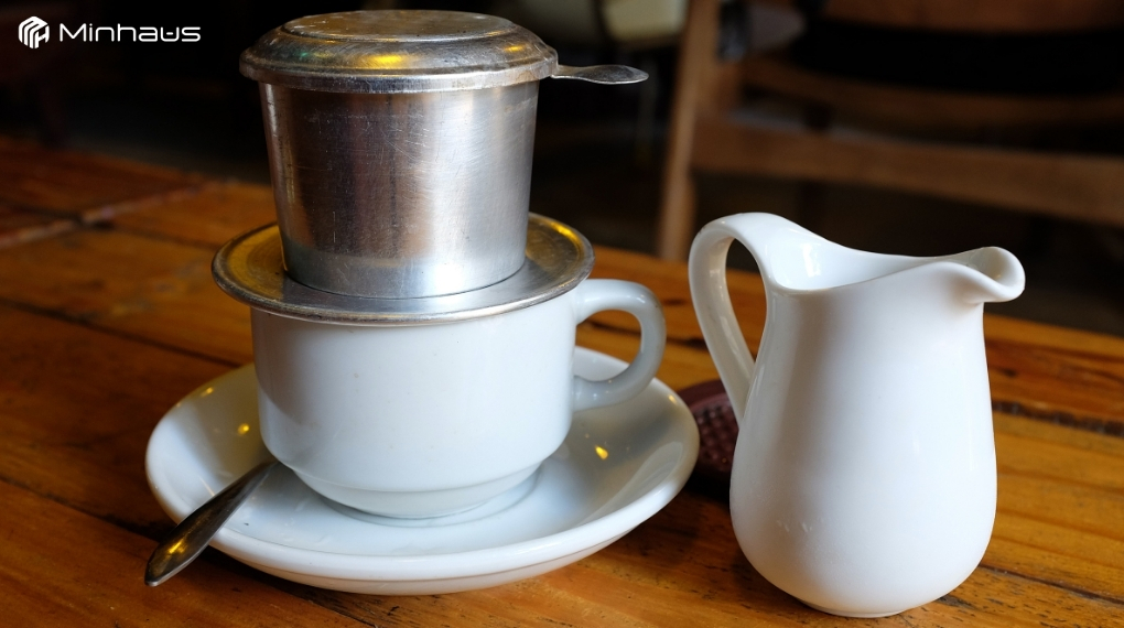 Cà phê pha máy và pha phin khác nhau thế nào? So sánh chi tiết 1 Cà phê pha phin là phương pháp chiết xuất truyền thống gắn liền với văn hóa người Việt
