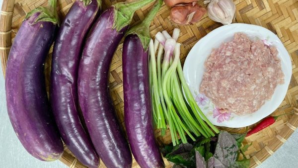 Cách làm món cà tím nướng mỡ hành và nhồi thịt siêu đưa cơm 2 Đĩa thịt băm tươi, cà tím, hành lá, hành tím, tỏi, ớt