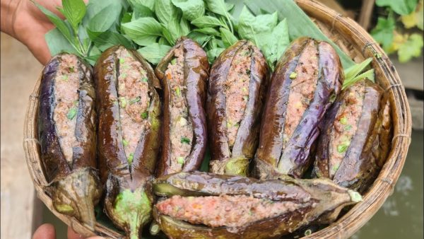 Cách làm món cà tím nướng mỡ hành và nhồi thịt siêu đưa cơm 4 Nhồi thịt băm vào ruột quả cà tím đã cắt khúc
